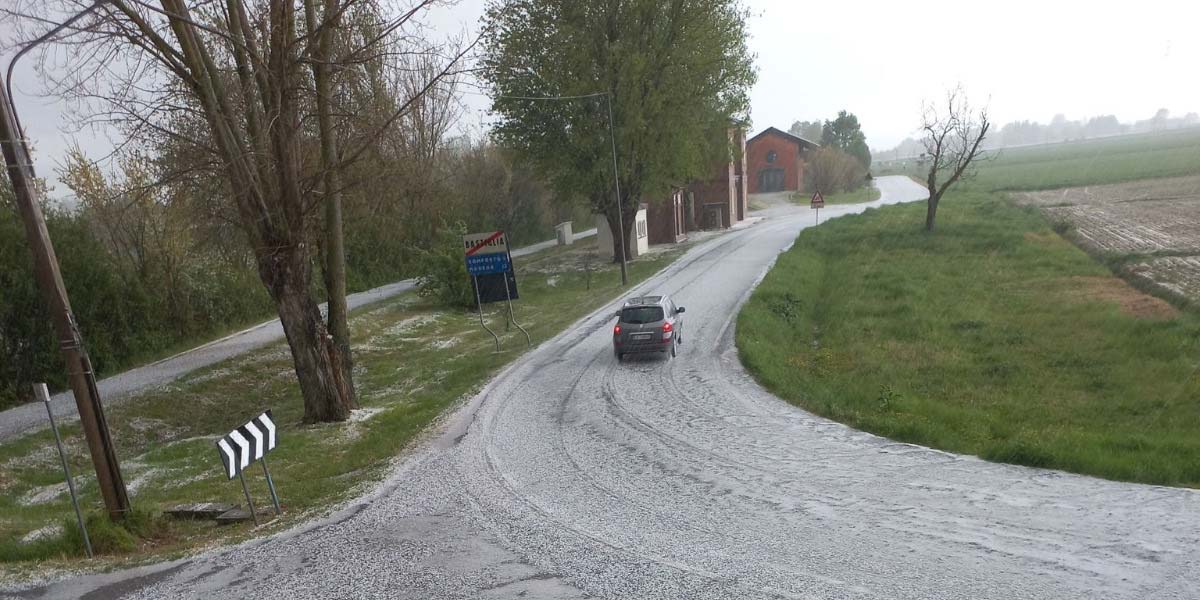 La grandine imbianca il nord Italia